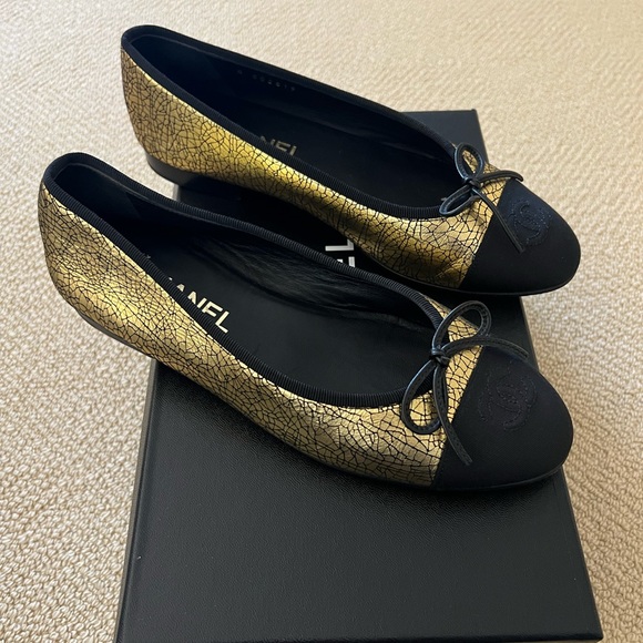 Chanel 2020 black and gold flats - Picture 2 of 4